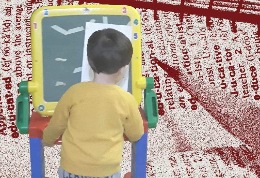 un bambino scrive alla lavagna, sullo sfondo un dizionario alla pagina education con effetto anticato, virato sul rosso bordeaux
