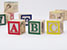 blocchetti di legno per bambini con le lettere dell'alfabeto